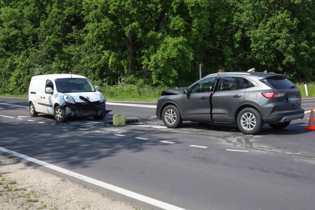 Kreuzungsunfall zwischen Kleintransporter und PKW in Weißkirchen an der Traun endet glimpflich