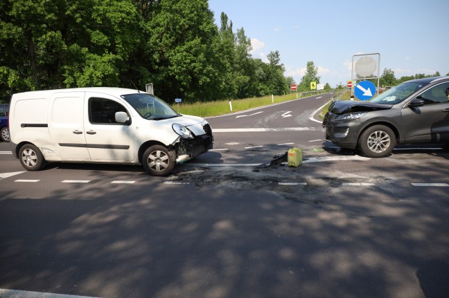 Kreuzungsunfall zwischen Kleintransporter und PKW in Weißkirchen an der Traun endet glimpflich