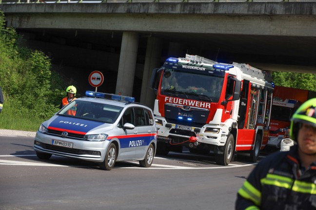 Kreuzungsunfall zwischen Kleintransporter und PKW in Weißkirchen an der Traun endet glimpflich