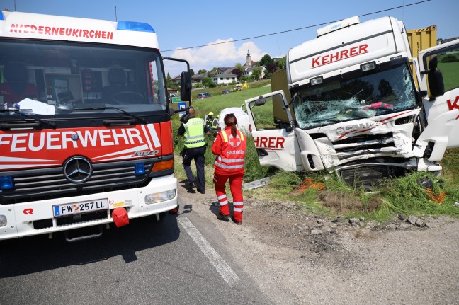 Tödlicher Verkehrsunfall: Paketzusteller starb bei schwerem Crash mit LKW in Niederneukirchen