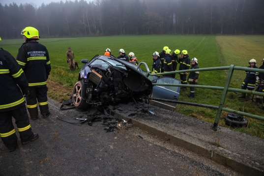 PKW kracht bei Verkehrsunfall in Bad Wimsbach-Neydharting gegen Brückengeländer