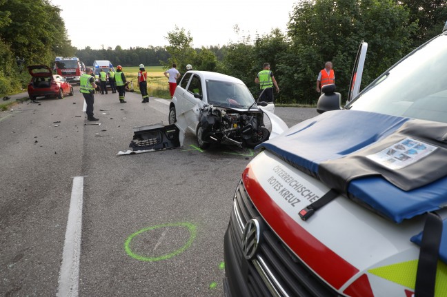 Drei Verletzte bei Kreuzungscrash zwischen PKW und Mopedauto in Bad Wimsbach-Neydharting
