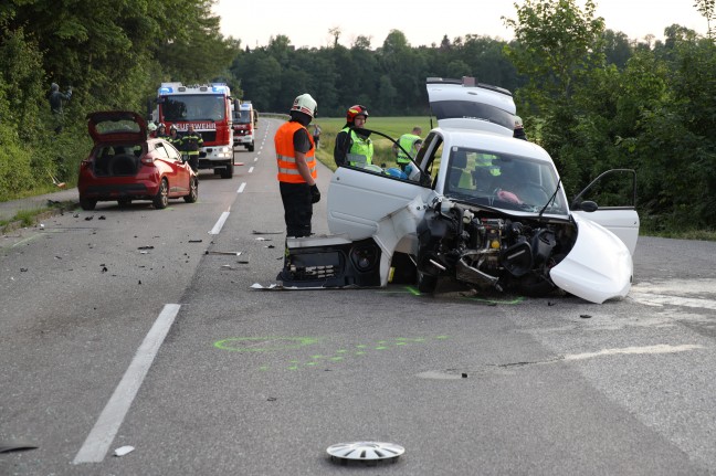 Drei Verletzte bei Kreuzungscrash zwischen PKW und Mopedauto in Bad Wimsbach-Neydharting