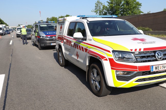 Auffahrunfall auf Welser Autobahn bei Wels-Puchberg mit drei beteiligten Fahrzeugen