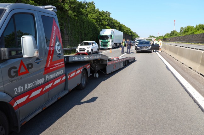 Auffahrunfall auf Welser Autobahn bei Wels-Puchberg mit drei beteiligten Fahrzeugen