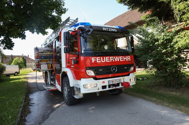 Vier Feuerwehren bei Garagenbrand in einem landwirtschaftlichen Gebude in Waizenkirchen im Einsatz