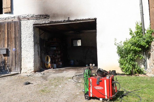 Vier Feuerwehren bei Garagenbrand in einem landwirtschaftlichen Gebude in Waizenkirchen im Einsatz