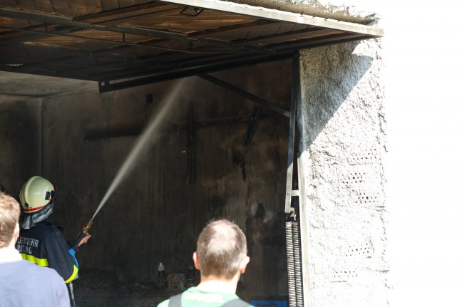 Vier Feuerwehren bei Garagenbrand in einem landwirtschaftlichen Gebude in Waizenkirchen im Einsatz