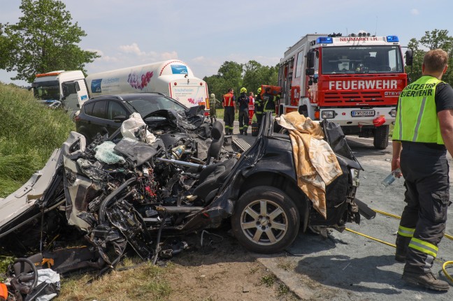 Tödlicher Crash mit zwei PKW und Gefahrstoff-LKW auf Innviertler Straße bei Kallham