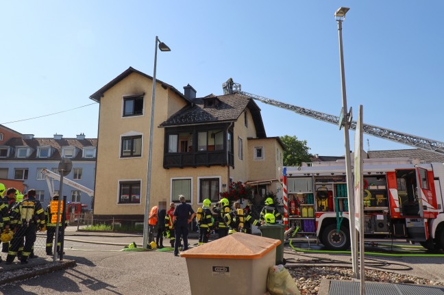 Brand einer Dachgeschoßwohnung in einem Wohnhaus in Attnang-Puchheim