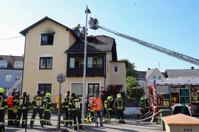 Brand einer Dachgeschoßwohnung in einem Wohnhaus in Attnang-Puchheim
