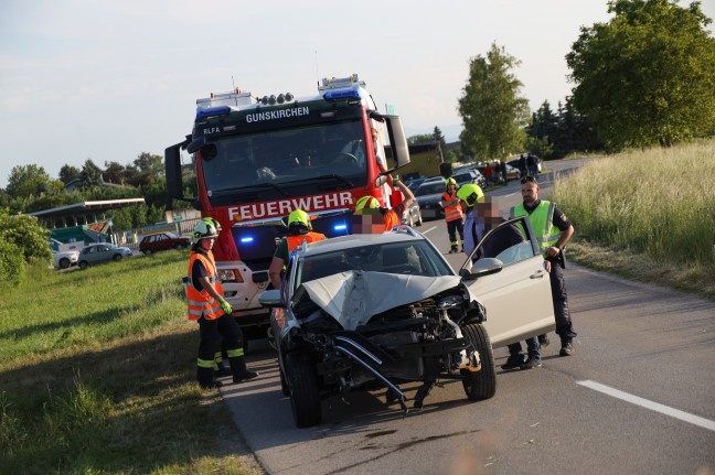 Autolenker in Gunskirchen mit PKW gegen Brückengeländer gekracht