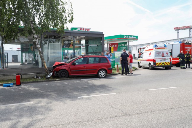 Auto in Wels-Neustadt frontal gegen Baum gekracht