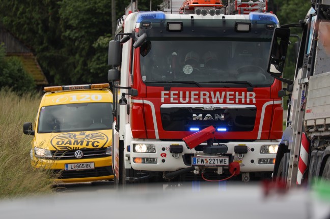 Unbeabsichtigt verriegelt: Kind in Wels-Puchberg durch Pannendienst und Feuerwehr aus Auto gerettet