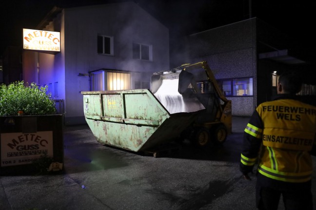 Metallbrand sorgte für längeren Löscheinsatz der Feuerwehr in Wels-Pernau