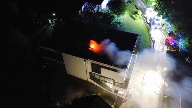 Drei Feuerwehren bei Brand auf Dach eines Wohnhauses in Hagenberg im Mühlkreis im Einsatz