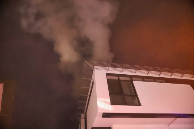 Drei Feuerwehren bei Brand auf Dach eines Wohnhauses in Hagenberg im Mühlkreis im Einsatz