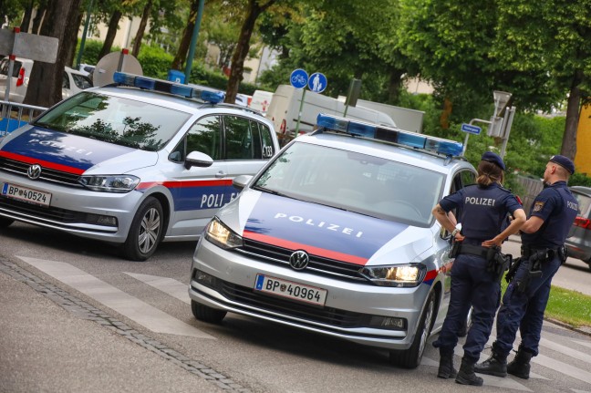 Feuerwehrtaucher bei Sicherstellung eines Gegenstandes im Mhlbach in Wels-Innenstadt im Einsatz