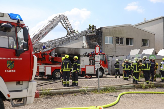 Großbrand verhindert: Elf Feuerwehren bei Brand in einem Gewerbebetrieb in Fraham im Einsatz