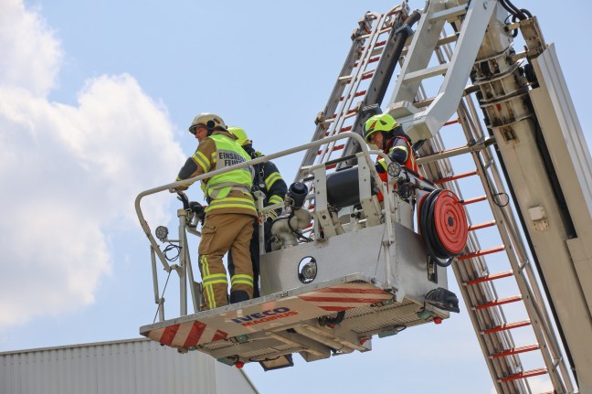 Großbrand verhindert: Elf Feuerwehren bei Brand in einem Gewerbebetrieb in Fraham im Einsatz