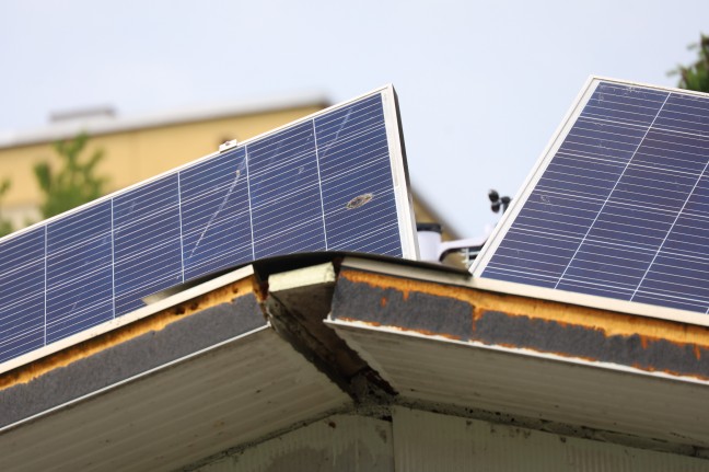 Brand im Bereich einer Photovoltaikanlage nach lnger vorhergegangenen Blitzschlag in Grieskirchen