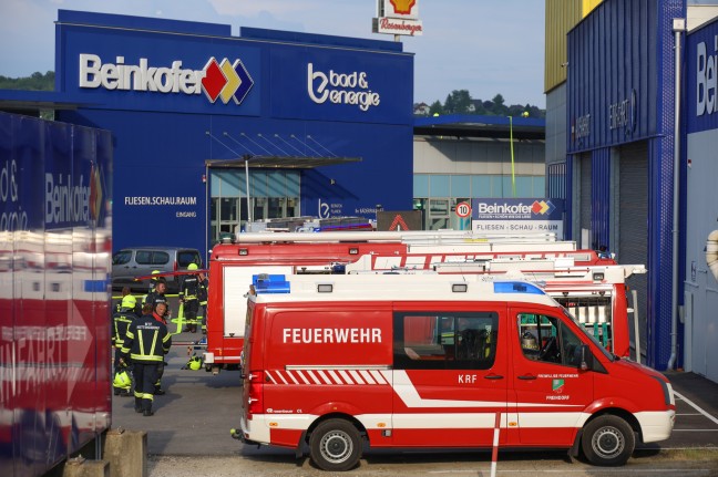 Vier Feuerwehren bei Brand am Dach eines Schauraumes in Ansfelden im Einsatz