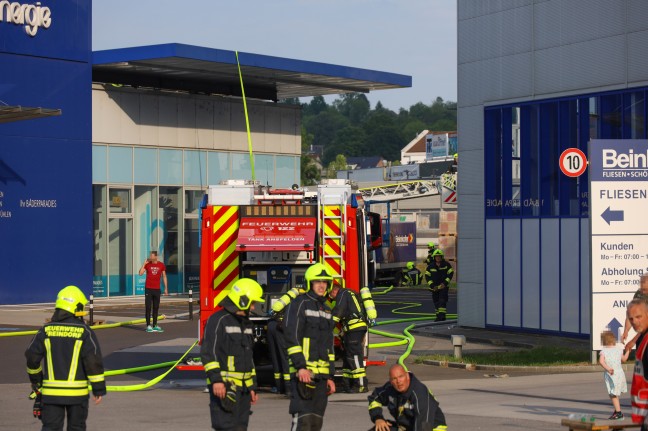 Vier Feuerwehren bei Brand am Dach eines Schauraumes in Ansfelden im Einsatz