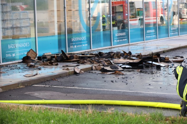 Vier Feuerwehren bei Brand am Dach eines Schauraumes in Ansfelden im Einsatz