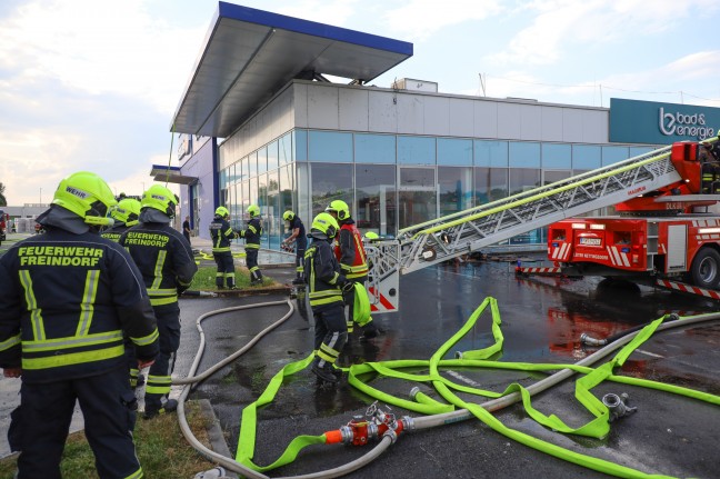 Vier Feuerwehren bei Brand am Dach eines Schauraumes in Ansfelden im Einsatz