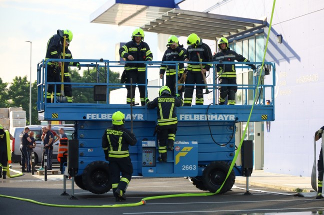 Vier Feuerwehren bei Brand am Dach eines Schauraumes in Ansfelden im Einsatz