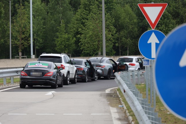 Schsse aus Auto: Hochzeitskonvoi lst Groeinsatz der Polizei auf Westautobahn bei Allhaming aus