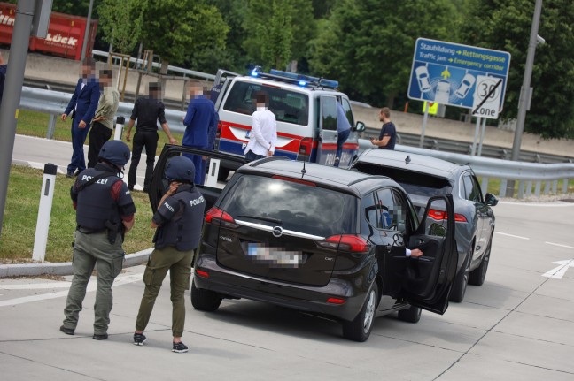 Schsse aus Auto: Hochzeitskonvoi lst Groeinsatz der Polizei auf Westautobahn bei Allhaming aus