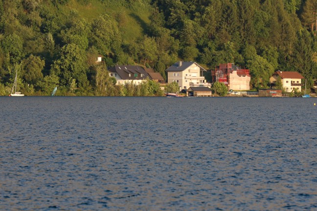 Personenrettung bei Gmunden: Zwei Personen am Traunsee mit Boot gekentert