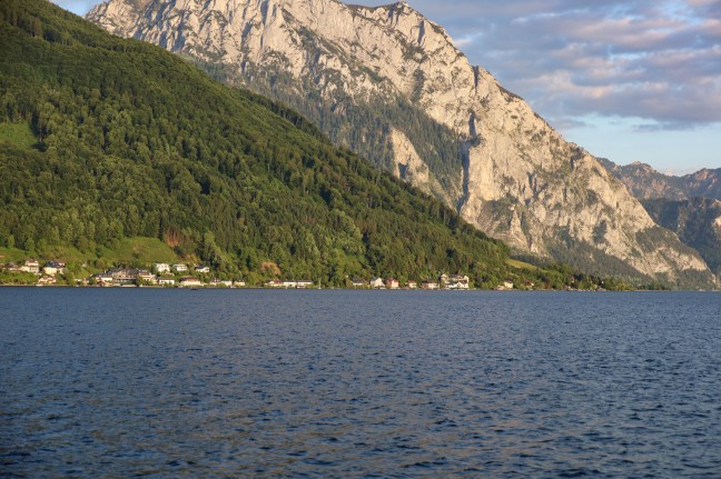 Personenrettung bei Gmunden: Zwei Personen am Traunsee mit Boot gekentert