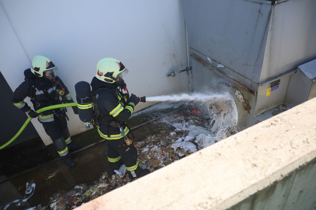 Brand eines Kartonagenentsorgungssystems bei einem Lebensmittelmarkt in Wels-Neustadt