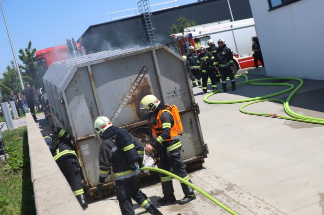 Brand eines Kartonagenentsorgungssystems bei einem Lebensmittelmarkt in Wels-Neustadt