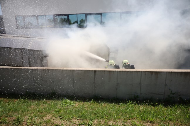 Brand eines Kartonagenentsorgungssystems bei einem Lebensmittelmarkt in Wels-Neustadt