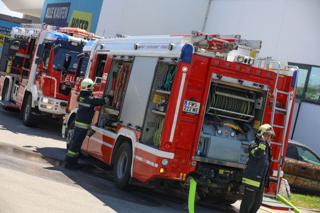 Brand eines Kartonagenentsorgungssystems bei einem Lebensmittelmarkt in Wels-Neustadt