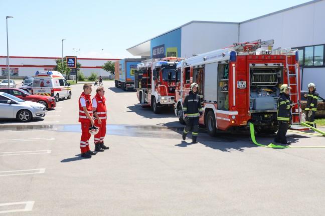 Brand eines Kartonagenentsorgungssystems bei einem Lebensmittelmarkt in Wels-Neustadt