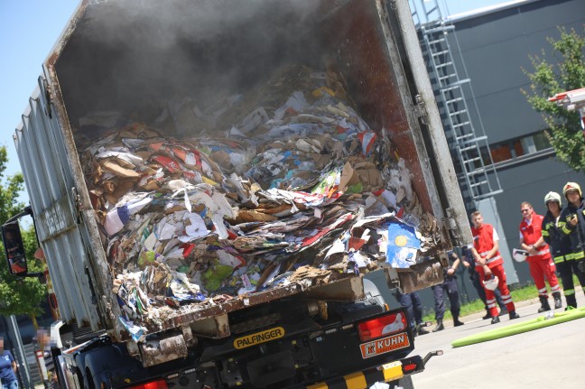 Brand eines Kartonagenentsorgungssystems bei einem Lebensmittelmarkt in Wels-Neustadt