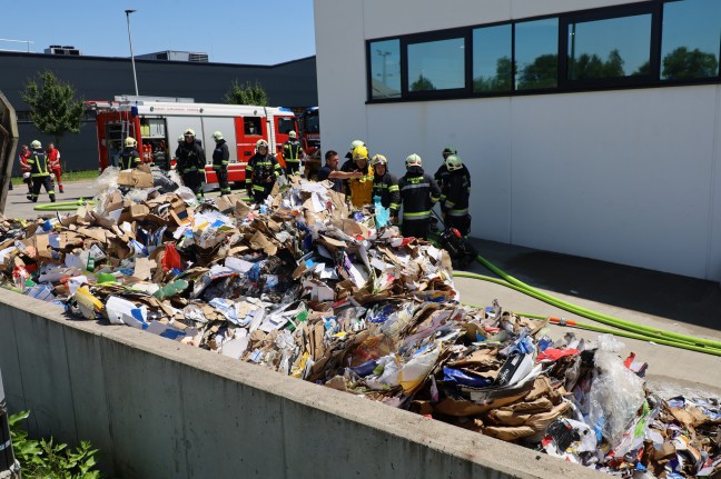 Brand eines Kartonagenentsorgungssystems bei einem Lebensmittelmarkt in Wels-Neustadt