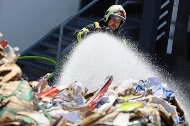 Brand eines Kartonagenentsorgungssystems bei einem Lebensmittelmarkt in Wels-Neustadt