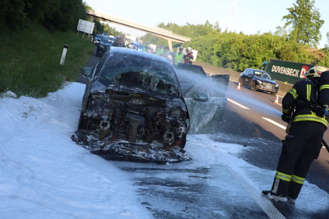 Motorraum eines Autos auf Innkreisautobahn bei Wels-Oberthan in Vollbrand