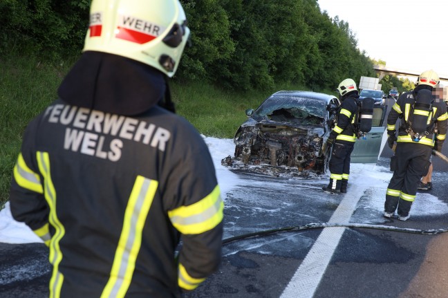 Motorraum eines Autos auf Innkreisautobahn bei Wels-Oberthan in Vollbrand