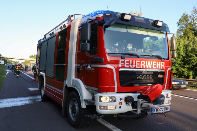 Motorraum eines Autos auf Innkreisautobahn bei Wels-Oberthan in Vollbrand