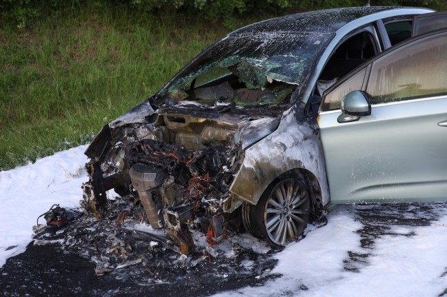 Motorraum eines Autos auf Innkreisautobahn bei Wels-Oberthan in Vollbrand