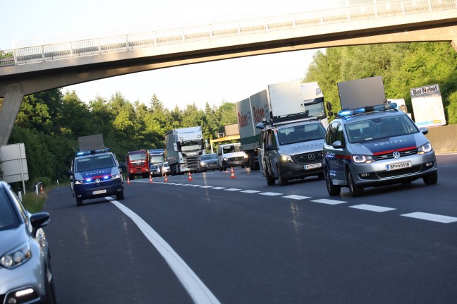 Motorraum eines Autos auf Innkreisautobahn bei Wels-Oberthan in Vollbrand