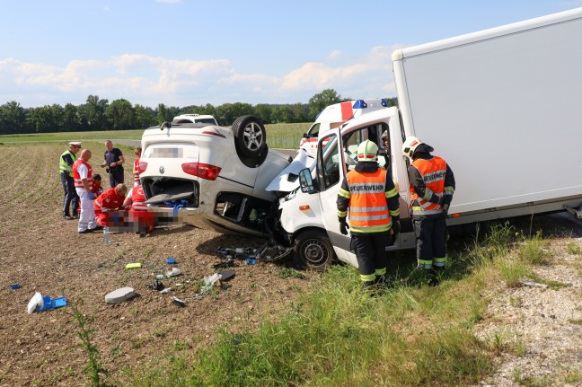 Auto bei schwerem Crash zwischen PKW und Klein-LKW in Wels-Oberthan berschlagen