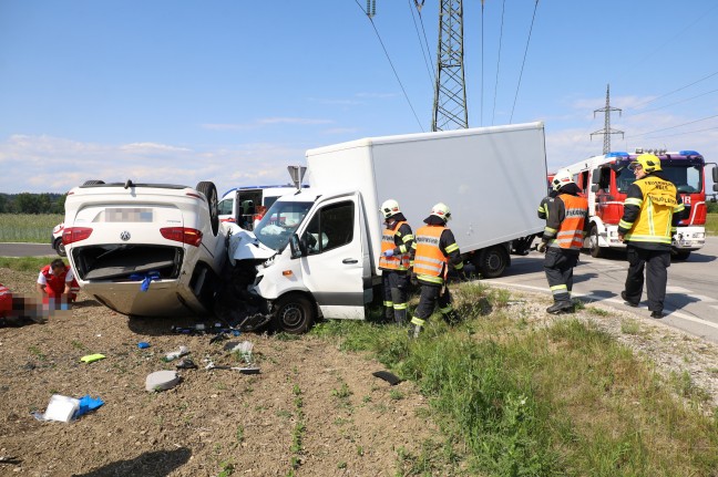 Auto bei schwerem Crash zwischen PKW und Klein-LKW in Wels-Oberthan berschlagen