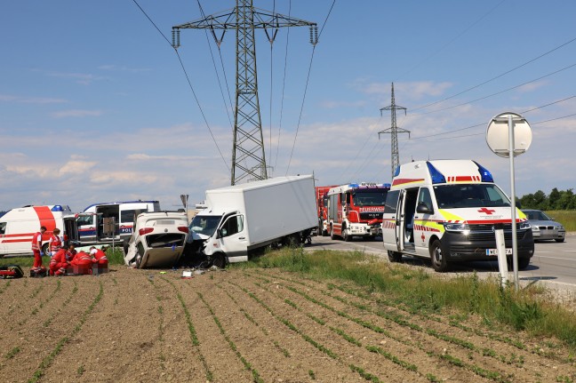 Auto bei schwerem Crash zwischen PKW und Klein-LKW in Wels-Oberthan berschlagen